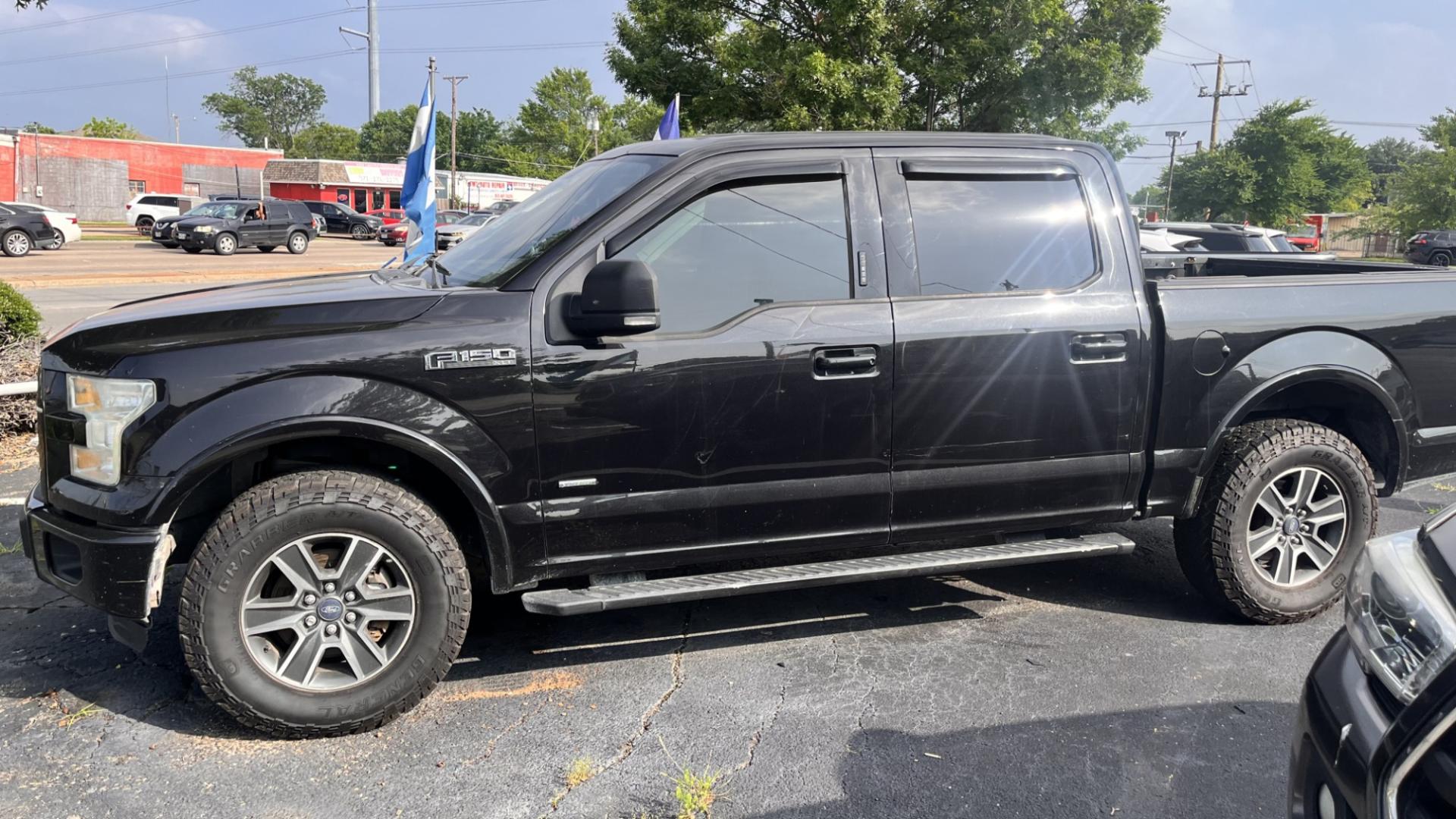 2015 Black Ford F-150 XLT SuperCrew 6.5-ft. Bed 4WD (1FTEW1EG3FK) with an 3.5L V6 TURBO engine, 6-Speed Automatic transmission, located at 945 E. Jefferson Blvd, Dallas, TX, 75203, (214) 943-7777, 32.752514, -96.811630 - Photo#2